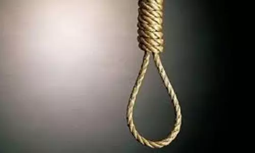 Lakhimpur Kheri: फार्मासिस्ट ने फांसी लगाकर की आत्महत्या, जांच में जुटी पुलिस Lakhimpur Kheri: फार्मासिस्ट ने फांसी लगाकर की आत्महत्या, जांच में जुटी पुलिस