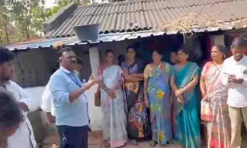 Jangaon की महिला को अधिकारियों ने सार्वजनिक रूप से अपमानित किया