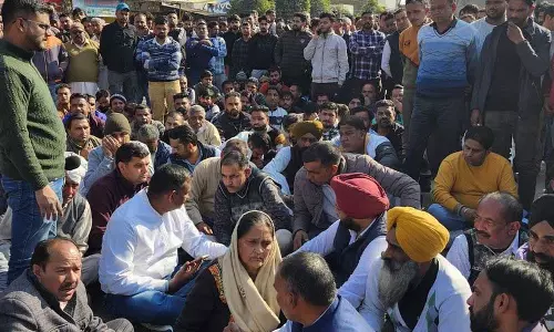Haryana : बसपा नेता का अंतिम संस्कार, समर्थकों और निवासियों ने सड़क जाम की Haryana : बसपा नेता का अंतिम संस्कार, समर्थकों और निवासियों ने सड़क जाम की