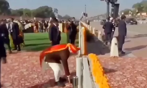 PM Modi ने गणतंत्र दिवस समारोह के दौरान कर्तव्य पथ पर कूड़ा उठाकर मिसाल कायम की PM Modi ने गणतंत्र दिवस समारोह के दौरान कर्तव्य पथ पर कूड़ा उठाकर मिसाल कायम की