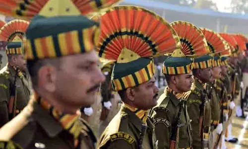 DC ने फुल ड्रेस रिहर्सल के दौरान तिरंगा फहराया DC ने फुल ड्रेस रिहर्सल के दौरान तिरंगा फहराया