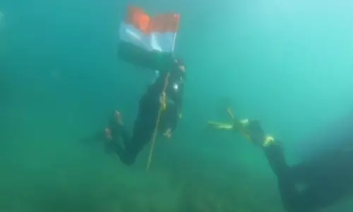 Gujarat के द्वारका में स्कूबा गोताखोरों ने 30 मीटर गहराई में तिरंगा फहराया Gujarat के द्वारका में स्कूबा गोताखोरों ने 30 मीटर गहराई में तिरंगा फहराया