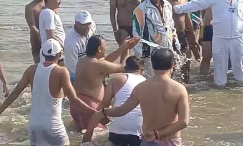 अखिलेश यादव ने प्रयागराज में लगाई आस्था की डुबकी