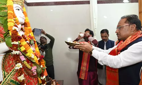 CM साय ने दक्षिणमुखी हनुमान मंदिर में पूजा-अर्चना की