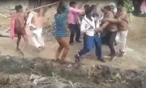 Kanpur : नाली की सफाई को लेकर छिड़ा विवाद ,दबंगों ने महिलाओं को लाठी-डंडों से पीटा Kanpur : नाली की सफाई को लेकर छिड़ा विवाद ,दबंगों ने महिलाओं को लाठी-डंडों से पीटा