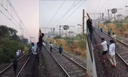 मुंबई: मेगा ब्लॉक के कारण सेंट्रल, हार्बर और वेस्टर्न लाइन पर लोकल यातायात बाधित मुंबई: मेगा ब्लॉक के कारण सेंट्रल, हार्बर और वेस्टर्न लाइन पर लोकल यातायात बाधित