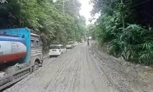 Mizoram के ट्रक मालिकों ने खराब हालत के चलते आइजोल-सिलचर राष्ट्रीय राजमार्ग पर यातायात रोका