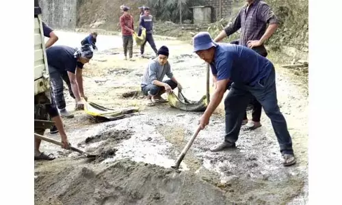 Nagaland : मोकोकचुंग में सड़क की मरम्मत करते निवासी