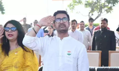 Aamir Khan ने गुजरात में गणतंत्र दिवस समारोह में भाग लिया Aamir Khan ने गुजरात में गणतंत्र दिवस समारोह में भाग लिया