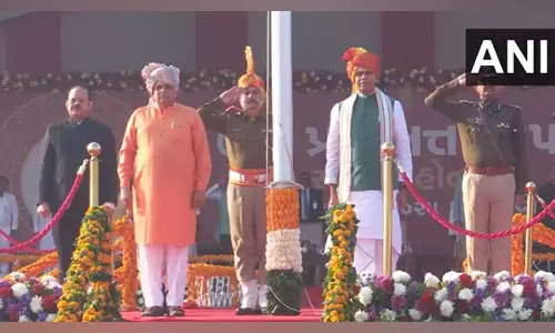 गुजरात राज्यपाल ने गणतंत्र दिवस पर राष्ट्रीय ध्वज फहराया, CM Patel मौजूद रहे गुजरात राज्यपाल ने गणतंत्र दिवस पर राष्ट्रीय ध्वज फहराया, CM Patel मौजूद रहे