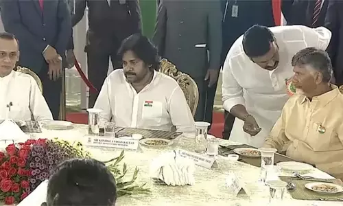 Andhra: चंद्रबाबू, पवन ने एपी राजभवन में एक सुखद घर जैसा माहौल मनाया