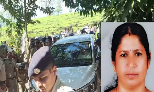 Kerala : वायनाड बाघ हमला कड़े विरोध के बीच मंत्री ससीन्द्रन पीड़ित के घर पहुंचे Kerala : वायनाड बाघ हमला कड़े विरोध के बीच मंत्री ससीन्द्रन पीड़ित के घर पहुंचे