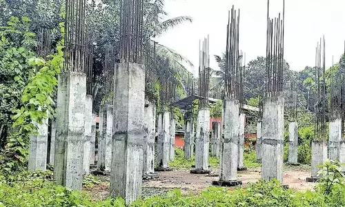 सरकारी कुप्रबंधन: अस्पताल भवनों का निर्माण आधा-अधूरा ही पूरा हुआ