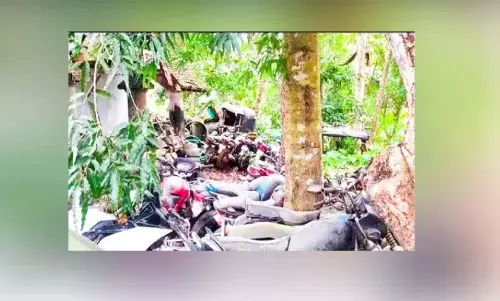 पुलिस स्टेशनों के आसपास के इलाकों में खींचे गए वाहनों का अंतिम संस्कार जुलूस पुलिस स्टेशनों के आसपास के इलाकों में खींचे गए वाहनों का अंतिम संस्कार जुलूस