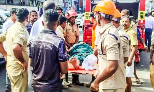 Kerala: दुर्घटना में घायल बुजुर्ग महिला को अस्पताल ले जाते अग्निशमन कर्मी Kerala: दुर्घटना में घायल बुजुर्ग महिला को अस्पताल ले जाते अग्निशमन कर्मी