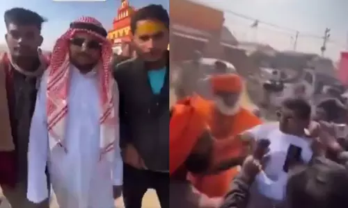 महाकुंभ में रील के लिए दुबई शेख की वेशभूषा में आया हिंदू शख्स, भीड़ ने घेरा, VIDEO