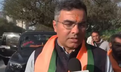 BJP उम्मीदवार परवेश वर्मा ने आरोप लगाया कि केजरीवाल वोट के बदले पैसे बांट रहे हैं
