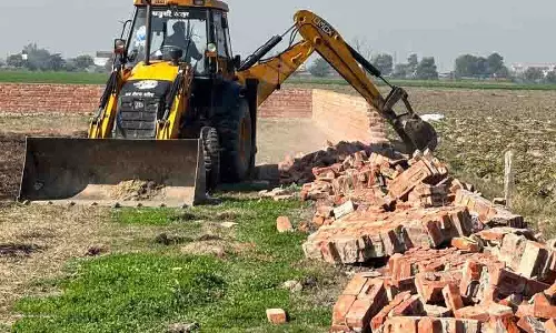 ADA ने IIM के पास राख चीता गांव में अवैध कॉलोनी को ध्वस्त कर दिया ADA ने IIM के पास राख चीता गांव में अवैध कॉलोनी को ध्वस्त कर दिया