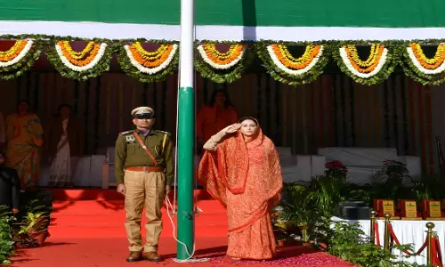 Jaipur: जिला स्तरीय समारोह में उपमुख्यमंत्री दिया कुमारी ने फहराया तिरंगा Jaipur: जिला स्तरीय समारोह में उपमुख्यमंत्री दिया कुमारी ने फहराया तिरंगा