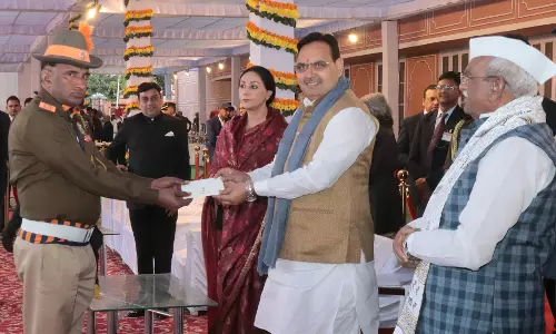 CM ने 76वें गणतंत्र दिवस पर राजभवन में राज्यपाल की गरिमामय उपस्थिति में आयोजित CM ने 76वें गणतंत्र दिवस पर राजभवन में राज्यपाल की गरिमामय उपस्थिति में आयोजित