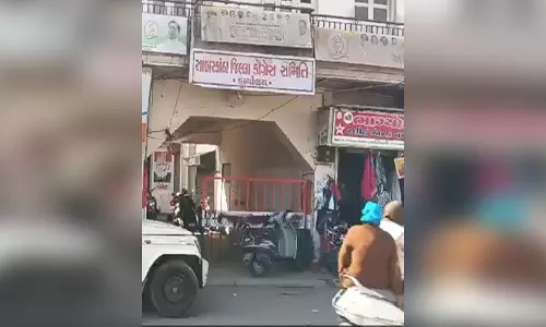 कांग्रेस कार्यालय में पार्टी के दो गुट आपस में भिड़े, भारी पुलिस बल तैनात कांग्रेस कार्यालय में पार्टी के दो गुट आपस में भिड़े, भारी पुलिस बल तैनात
