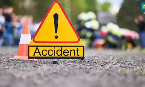 सड़क के गड्ढे ने ली महिला की जान, देर रात हुआ हादसा