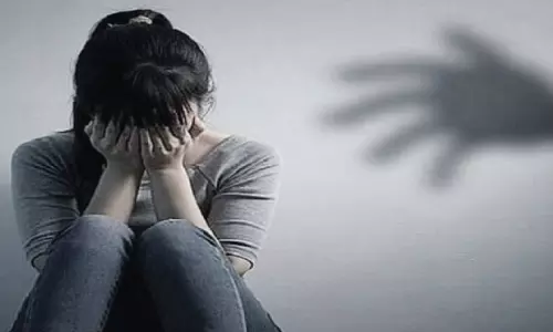 शिक्षक ने छात्रा से बनाए शारीरिक सम्बन्ध, फिर दबाव डाल की शादी, अब दे रहा तलाक