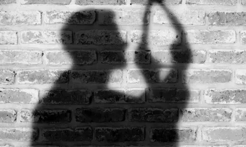 युवक ने फंदा लगाकर दी जान, पत्नी और तीन बच्चे हुए अनाथ