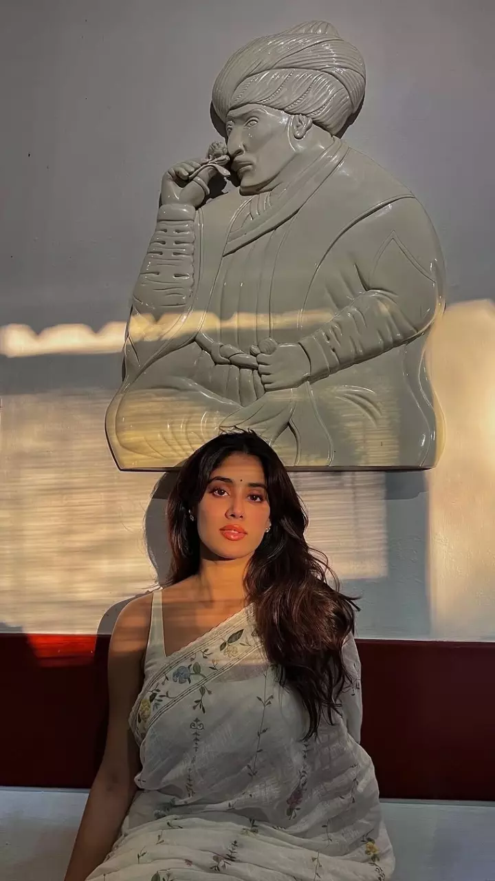 जहान्वी कपूर साड़ी में नजर आई