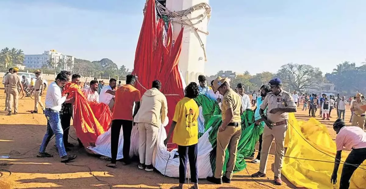 Karnataka: कर्नाटक के होसपेट में सबसे ऊंचे पोल से तिरंगा झंडा गिरा, जांच के आदेश