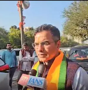 कैलेंडर में 500 रुपये डालकर बांट रहे आप के कार्यकर्ता : प्रवेश वर्मा कैलेंडर में 500 रुपये डालकर बांट रहे आप के कार्यकर्ता : प्रवेश वर्मा