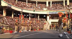 अटारी-वाघा बॉर्डर पर बीटिंग रिट्रीट का आयोजन, बीएसएफ के डीजी ने बताई शौर्य गाथा