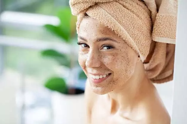 Face Scrub: ग्लोइंग स्किन के लिए लगाएं ये होममेड स्क्रब, इन 3 चीजों से करें तैयार