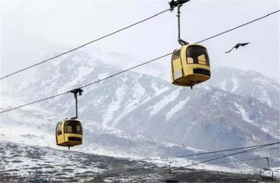 Gulmarg:  केबल तार टूटा, 20 केबिन हवा में लटके 120 पर्यटक फंसे