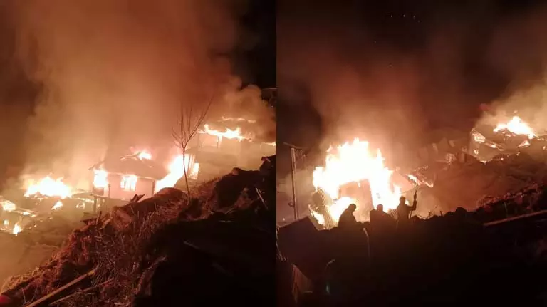 उत्तरकाशी के सावनी गांव में लगी भीषण आग में एक व्यक्ति की मौत, 10 घर जलकर खाक उत्तरकाशी के सावनी गांव में लगी भीषण आग में एक व्यक्ति की मौत, 10 घर जलकर खाक