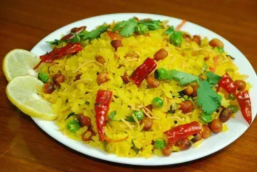 आप भी घर पर इस तरह बनाएं Indori Poha