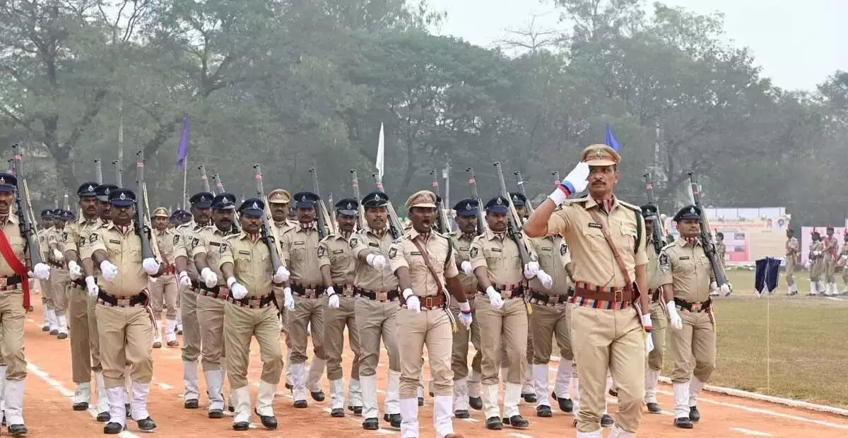 Andhra: कलेक्टर को पुलिस गार्ड ऑफ ऑनर दिया गया