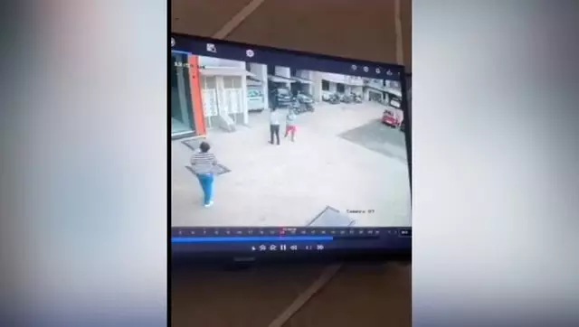 Maharashtra: 13वीं मंजिल से गिरे बच्चे को बचाया गया, वीडियो वायरल Maharashtra: 13वीं मंजिल से गिरे बच्चे को बचाया गया, वीडियो वायरल