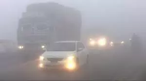 Lucknow: यूपी में बदला मौसम, तेज बारिश के साथ घना कोहरा Lucknow: यूपी में बदला मौसम, तेज बारिश के साथ घना कोहरा