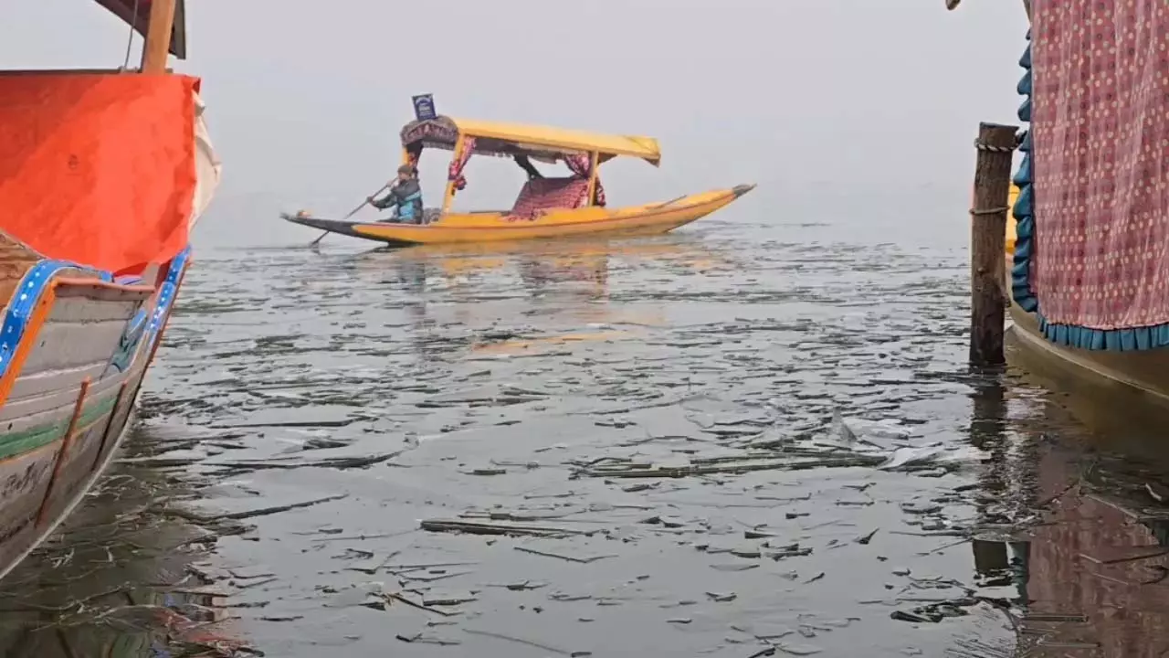 Kashmir में फिर लौटी कड़ाके की ठंड, तापमान शून्य से 5.5 डिग्री नीचे Kashmir में फिर लौटी कड़ाके की ठंड, तापमान शून्य से 5.5 डिग्री नीचे