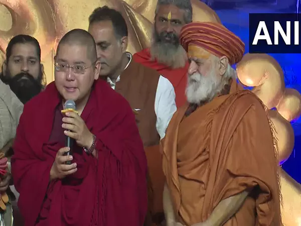 7वें क्याब्जे योंगज़िन लिंग रिनपोछे MahaKumbh Mela में बाबा रामदेव के योग शिविर में शामिल हुए 7वें क्याब्जे योंगज़िन लिंग रिनपोछे MahaKumbh Mela में बाबा रामदेव के योग शिविर में शामिल हुए