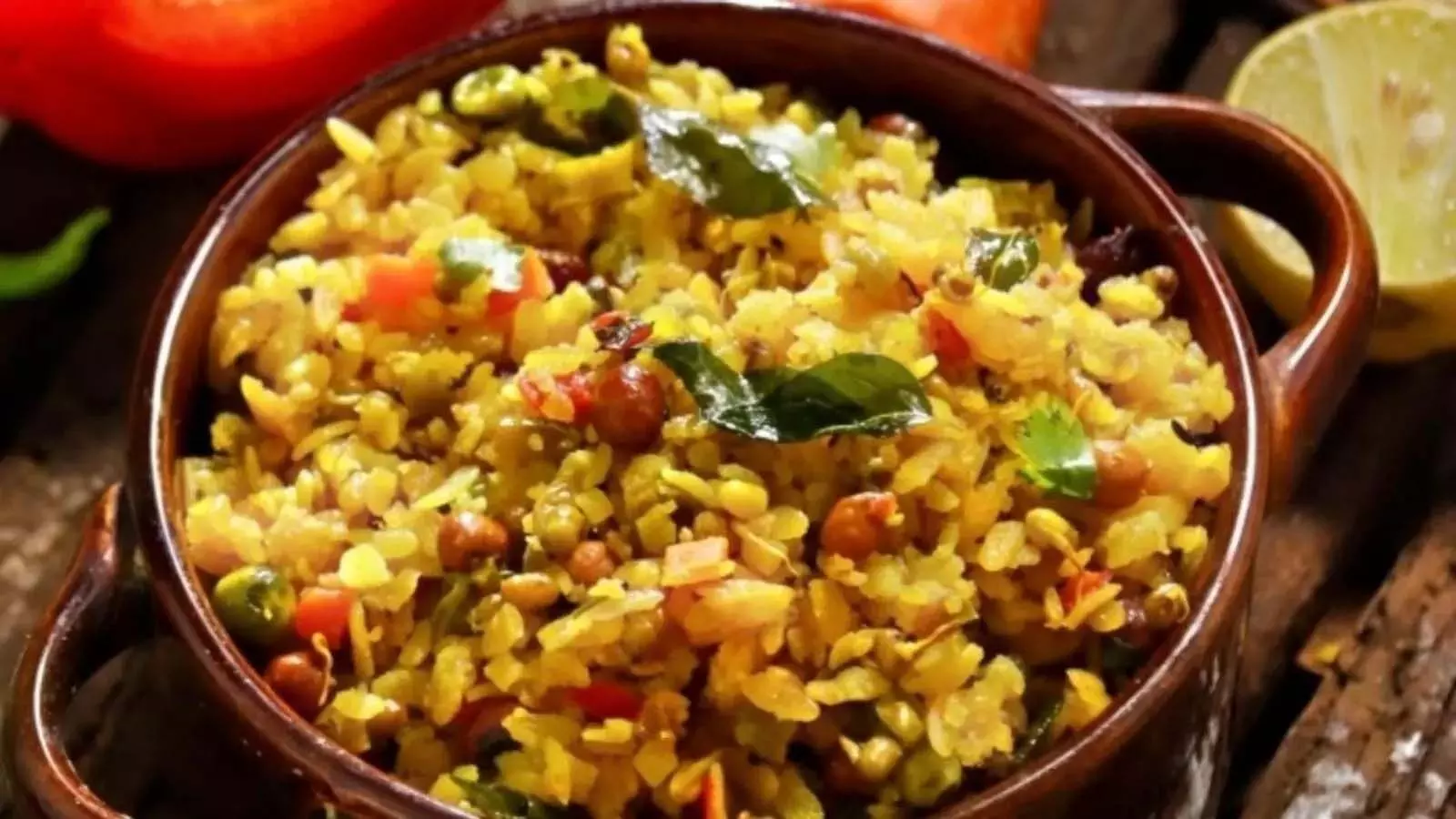 Sprouts Poha: नाश्ते में ट्राई करें स्वादिष्ट और अनोखी रेसिपी