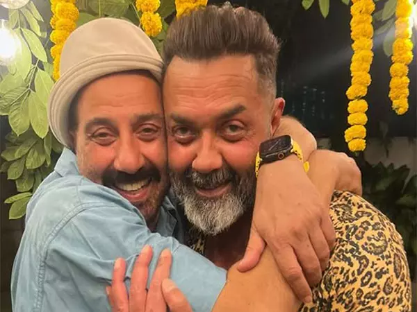 Sunny Deol ने छोटे भाई बॉबी को जन्मदिन की बधाई दी Sunny Deol ने छोटे भाई बॉबी को जन्मदिन की बधाई दी