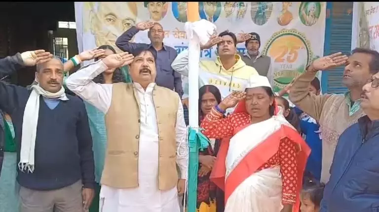 Jamtara जिले में सफाई कर्मचारी ने फहराया तिरंगा Jamtara जिले में सफाई कर्मचारी ने फहराया तिरंगा