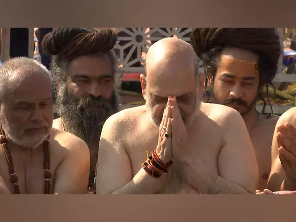अमित शाह ने Prayagraj में संगम में पवित्र डुबकी लगाई अमित शाह ने Prayagraj में संगम में पवित्र डुबकी लगाई