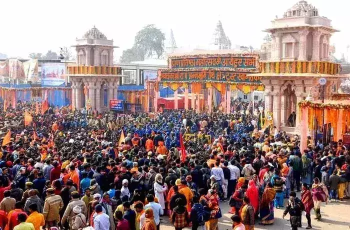 Ayodhya: भगवान राम के दर्शन के लिए रामपथ पर श्रद्धालुओं की भारी भीड़ नजर आई