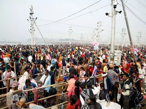 Maha Kumbh: आज दोपहर 12 बजे तक 60 लाख से अधिक श्रद्धालुओं ने त्रिवेणी संगम पर पवित्र डुबकी लगाई Maha Kumbh: आज दोपहर 12 बजे तक 60 लाख से अधिक श्रद्धालुओं ने त्रिवेणी संगम पर पवित्र डुबकी लगाई