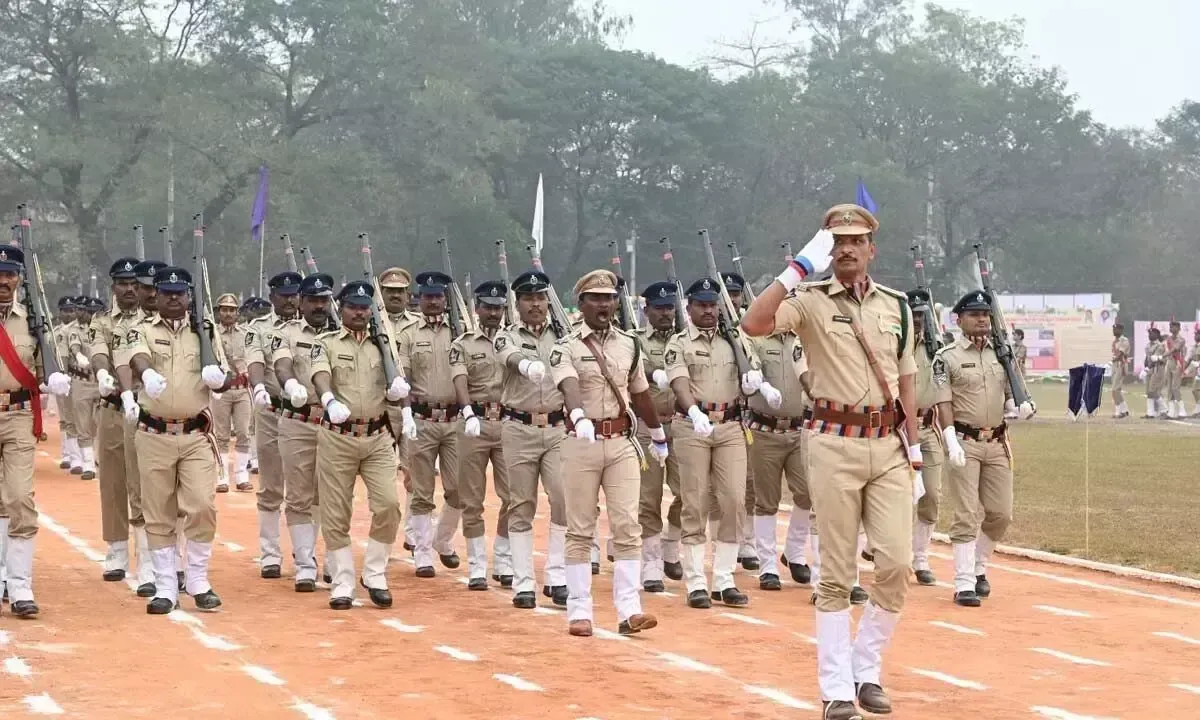 Andhra: कलेक्टर को पुलिस गार्ड ऑफ ऑनर दिया गया