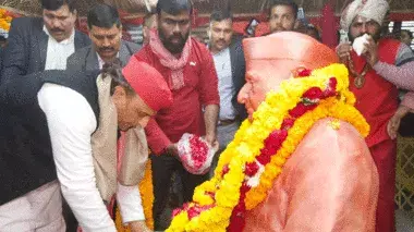 Prayagraj: अखिलेश यादव ने कुंभ में मुलायम की मूर्ति पर माल्यार्पण किया