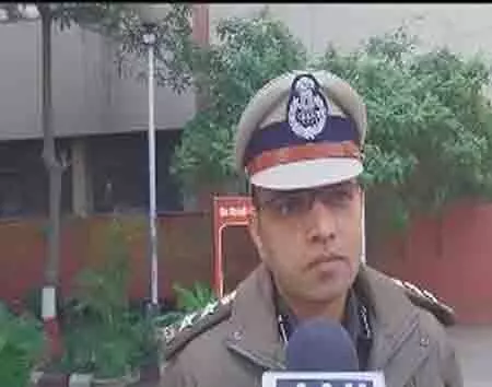 दिल्ली पुलिस ने Ghazipur में कार के अंदर मिले जले हुए शव के मामले में दो लोगों को गिरफ्तार किया